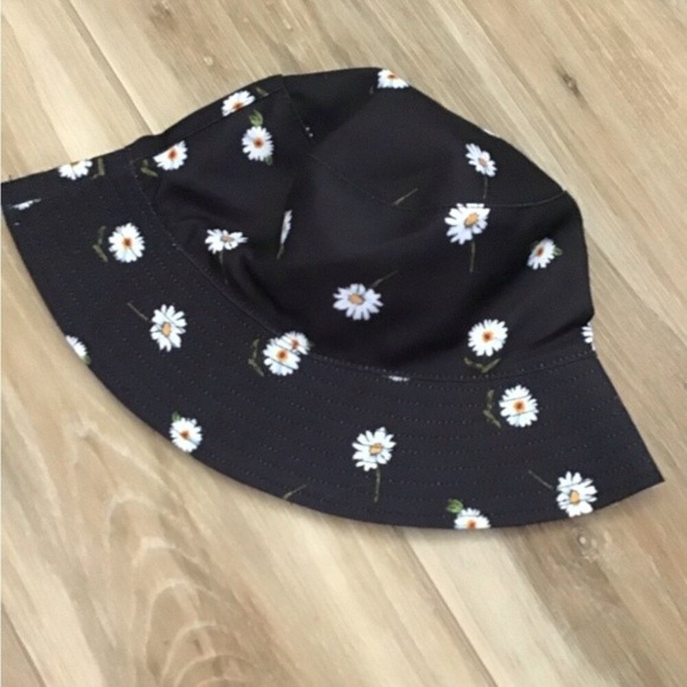 Alice + Olivia Daisy Bucket Hat OS